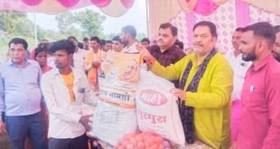 बदायूं: दातागंज विधायक राजीव कुमार सिंह ने बाढ़ प्रभावित क्षेत्रों का दौरा कर जरूरतमंदों को बांटी राहत सामग्री।