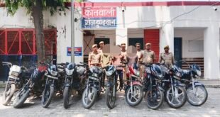 गंजडुंडवारा पुलिस की बड़ी कार्रवाई: बंद ईंट भट्ठे पर छापा मारकर पकड़े तीन वाहन चोर, 10 मोटरसाइकिलें बरामद। 
