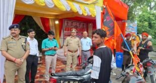 बहेड़ी में आस्था का सैलाब: डाक कांवड़ियों के स्वागत में प्रशासनिक अधिकारियों ने बरसाए फूल। 