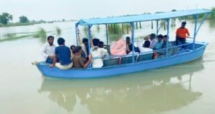 कासगंज: गंगा का जलस्तर बढ़ने से कई गांव टापू में तब्दील, सैकड़ों बीघा फसलें जलमग्न और आवागमन ठप।