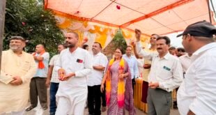 शाहजहांपुर: श्रावण मास में उमड़ी शिवभक्ति, महापौर अर्चना वर्मा ने कांवड़ियों पर की पुष्पवर्षा।