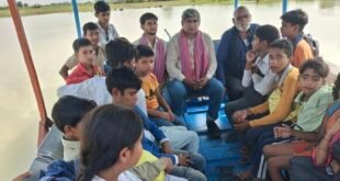 कासगंज: बाढ़ प्रभावित गांवों में पहुंचे सपा राष्ट्रीय प्रवक्ता अब्दुल हफीज गांधी, ग्रामीणों का दर्द सुनकर उठाई बांध निर्माण की मांग।
