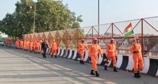 शाहजहांपुर: हनुमत धाम से एनडीआरएफ ने निकाली तिरंगा यात्रा, ‘वंदे मातरम’ के गूंजे नारे।