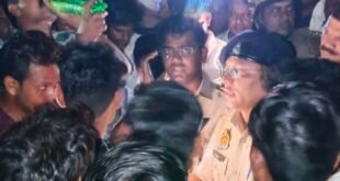फर्रुखाबाद: तेज रफ्तार डंफर ने डाक कांवड़िए को कुचला, मौत के बाद इटावा-बरेली हाईवे पर लगा लंबा जाम।