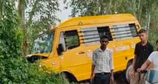 बरेली: अनियंत्रित स्कूल बस पेड़ से टकराई, 13 बच्चे घायल; स्कूल प्रबंधन पर गंभीर लापरवाही के आरोप।