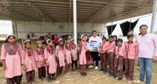 बिसौली के वृंदा कोल्ड स्टोरेज पर धूमधाम से मनाया गया स्वतंत्रता दिवस, बच्चों को भेंट की गईं सिलाई मशीनें।