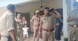 कासगंज: शौचालय में पानी डालने को लेकर चाचा-भतीजे में विवाद के बाद फायरिंग, एक घायल; दो हिरासत में।