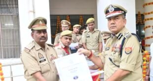 मथुरा में तैनात प्रभारी निरीक्षक नरेंद्र पाल सिंह एडीजी जोन आगरा द्वारा रजत पदक से सम्मानित।