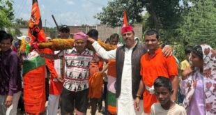 लखीमपुर खीरी में सपा प्रदेश सचिव रेहान खान ने कांवड़ियों को बांटे फल और पानी, पेश की भाईचारे की मिसाल।