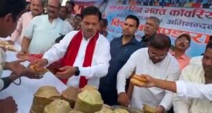उझानी के एपीएस कोल्ड स्टोर में विशाल भंडारे का आयोजन, केंद्रीय राज्य मंत्री बीएल वर्मा समेत कई दिग्गज रहे मौजूद।