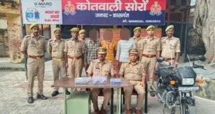 कासगंज में सोरों कोतवाली पुलिस का बड़ा खुलासा: दुकान की गुल्लक लूटने वाले तीन शातिर आरोपी गिरफ्तार, नकदी और तमंचा बरामद।