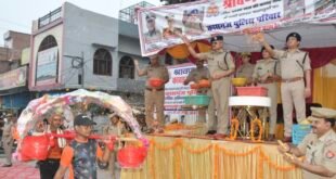 कासगंज: एसपी ओपी सिंह ने कांवड़ मार्ग पर शिवभक्तों पर की पुष्पवर्षा, फल बांटकर किया जोरदार स्वागत।