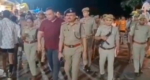 कासगंज: सावन के तीसरे सोमवार पर लहरा गंगा घाट पर उमड़ी शिवभक्तों की भीड़, डीएम और एसपी ने सुरक्षा व्यवस्था का लिया जायजा।