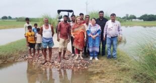 कासगंज: पूर्व विधायक नजीबा खान व सहावर चेयरमैन नाशी खान ने बाढ़ प्रभावित इलाकों का किया दौरा, ग्रामीणों का जाना हाल-चाल।