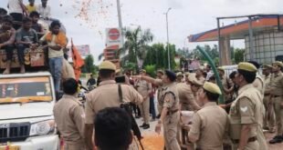 बरेली: देवरनिया में सावन के तीसरे सोमवार पर कांवड़ियों पर हुई पुष्पवर्षा, पुलिस अधिकारियों ने किया स्वागत।