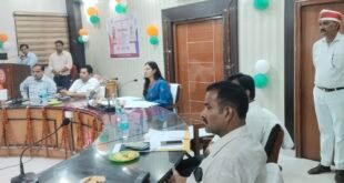 बदायूं: पीआरडी जवानों के लिए मुख्यमंत्री ने की कैशलेस स्वास्थ्य बीमा एवं ड्यूटी भत्ता बढ़ोतरी की घोषणा, विकास भवन में हुआ सजीव प्रसारण।