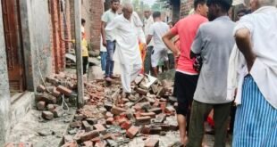 कासगंज: बंदरों के कूदने से गिरा मकान का जर्जर छज्जा, मलबे में दबकर 5 वर्षीय मासूम बच्ची की मौत और दो बच्चे गंभीर रूप से घायल।