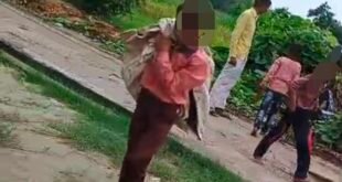 फर्रुखाबाद: प्राथमिक विद्यालय के बच्चों से मजदूरी कराने का वीडियो वायरल: कंडे और लकड़ी ढोने को मजबूर मासूम, बड़ी लापरवाही आई सामने।