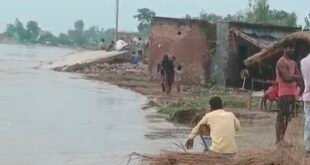 फर्रुखाबाद में गंगा का तांडव: खतरे के निशान से ऊपर पहुंचा जलस्तर, समैचीपुर चितार में तेज कटान से नदी में समाए कई मकान।
