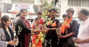 आर.टी.एम सोसाइटी फॉर सोशल डेवलपमेंट की अनूठी पहल, कांवड़ियों को बांटे तुलसी के पौधे।