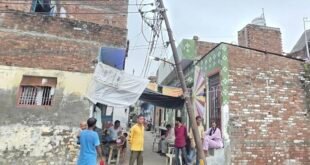गंजडुंडवारा में झुका बिजली का पोल बना खतरा, सपा नेता अब्दुल हफीज गांधी ने उठाई समाधान की मांग।