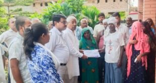 शाहजहांपुर: दैवीय आपदा से प्रभावित पीड़ित परिवारों को विधायक और एसडीएम ने बांटे 4-4 लाख रुपये के राहत चेक।
