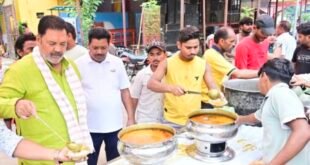 दातागंज के खाटू श्याम मंदिर में आयोजित विशाल भंडारे में पहुंचे विधायक राजीव कुमार सिंह, श्रद्धालुओं को बांटा प्रसाद।