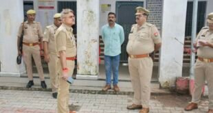 कासगंज एसपी ने गंजडुंडवारा और सिढ़पुरा थानों का किया औचक निरीक्षण, सुरक्षा व्यवस्था का लिया जायजा।