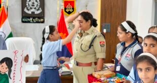 उझानी: एपीएस इंटरनेशनल स्कूल उझानी की छात्राओं ने अधिकारियों और गणमान्य लोगों को बांधा रक्षासूत्र, दी मंगलकामनाएं।