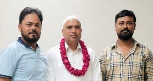 सहसवान: उमराह कर सकुशल वतन लौटे जुबैर अहमद, मोहल्लेवासियों ने फूल-मालाओं से किया स्वागत।