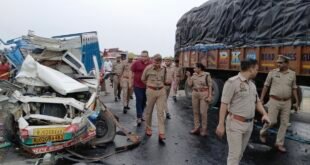 कासगंज में दर्दनाक सड़क हादसा: ओवरलोड पिकअप और ट्रक की भिड़ंत में तीन की मौत, दो दर्जन से अधिक घायल।