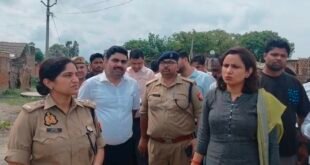 फर्रुखाबाद : डीएम डॉ. अंकुर लाठर ने किया बाढ़ प्रभावित गांवों का निरीक्षण, दिए सख्त निर्देश।