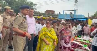 कासगंज के लहरा गंगा घाट का मंडलायुक्त संगीता सिंह ने किया औचक निरीक्षण, डीएम और एसपी के साथ कांवड़ यात्रा की व्यवस्थाओं का लिया जायजा।