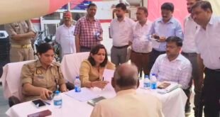 फर्रुखाबाद: बाढ़ प्रभावित इलाकों का डीएम और एसपी ने लिया जायजा, शमसाबाद क्षेत्र में पीड़ितों को बांटी गई राहत सामग्री।