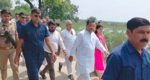 फर्रुखाबाद में प्रभारी मंत्री जयवीर सिंह ने किया बाढ़ प्रभावित क्षेत्रों का दौरा, पीड़ितों को बांटे जमीन के प्रमाण पत्र और राहत सामग्री।