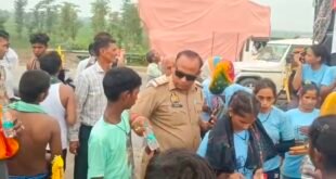 कासगंज में एसएचओ जगदीश चंद्र ने कांवड़ियों को बांटे पानी और फल, ड्रोन कैमरे से रखी जा रही है कड़ी नजर।