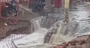 कासगंज: अधूरा नाला निर्माण बना जी का जंजाल, बारिश के पानी से 25 से अधिक घरों में घुसा गंदा पानी।