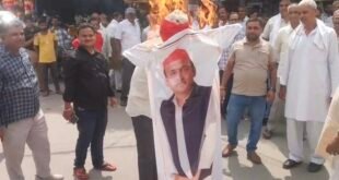 बरेली: अखिलेश यादव के बयान पर आरएलडी कार्यकर्ताओं का फूटा गुस्सा, तहसील गेट पर फूंका पुतला।