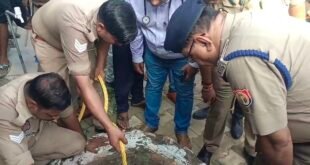 फर्रुखाबाद में बड़ा हादसा टला: स्कूल से घर लौट रही मासूम बच्ची 45 फीट गहरे कुएं में गिरी, रेस्क्यू जारी।