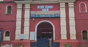बरेली सेंट्रल जेल में दिखा अनोखा रक्षाबंधन: सलाखों के पीछे बंधा स्नेह, भाइयों की कलाई पर सजी बहनों की राखी।