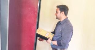 शाहजहांपुर: मुख्य विकास अधिकारी उत्कर्ष द्विवेदी ने किया ग्राम सचिवालय का औचक निरीक्षण, बच्चों को पढ़ते देख जताई प्रसन्नता।