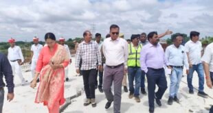 गर्रा नदी का जलस्तर बढ़ने से शाहजहांपुर प्रशासन अलर्ट: डीएम धर्मेंद्र प्रताप सिंह ने किया संवेदनशील स्थलों का निरीक्षण।