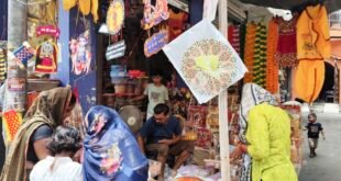 बिसौली में जन्माष्टमी की धूम: स सजने लगे बाजार, कान्हा की पोशाकों और झांकी के सामान की मांग बढ़ी।