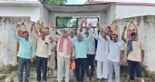 गंजडुंडवारा: दुलाई प्राथमिक विद्यालय को दोबारा खुलवाने की मांग: सपा नेता अब्दुल हफीज गांधी के नेतृत्व में ग्रामीणों का प्रदर्शन।