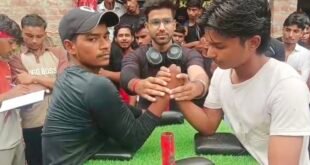 गंजडुंडवारा के चिरोला गांव में आयोजित हुई रोमांचक आर्म रेसलिंग प्रतियोगिता, अलीगंज के किशन यादव बने विजेता।