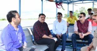 जिलाधिकारी ने बाढ़ प्रभावित ग्राम जटा का किया स्थलीय निरीक्षण, दिए आवश्यक निर्देश।