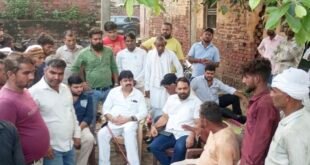 बदायूं: दर्दनाक सड़क हादसे के मृतकों के परिजनों को सांत्वना देने पहुंचे पूर्व मंत्री आबिद रजा, सरकार से की मुआवजे की मांग।
