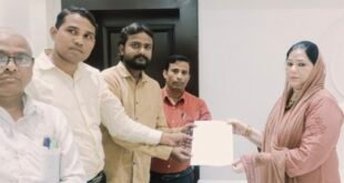 बदायूं: पालिकाध्यक्ष फात्मा रजा ने मृतक आश्रित कोटे में सफाई कर्मचारी को सौंपा नियुक्ति पत्र।