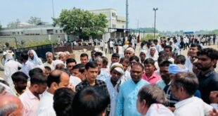 बदायूं: बागपत सड़क हादसा: सांसद आदित्य यादव के प्रतिनिधि ने कछला घाट पहुंचकर दी श्रद्धांजलि, पीड़ित परिवारों को बंधाया ढांढस।