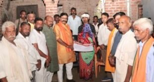 बागपत सड़क हादसा: सदर विधायक महेश चंद्र गुप्ता ने रसूलपुर पुठी पहुंचकर मृतक मुनीम के परिजनों को बंधाया ढांढस, सौंपा दो लाख का चेक।